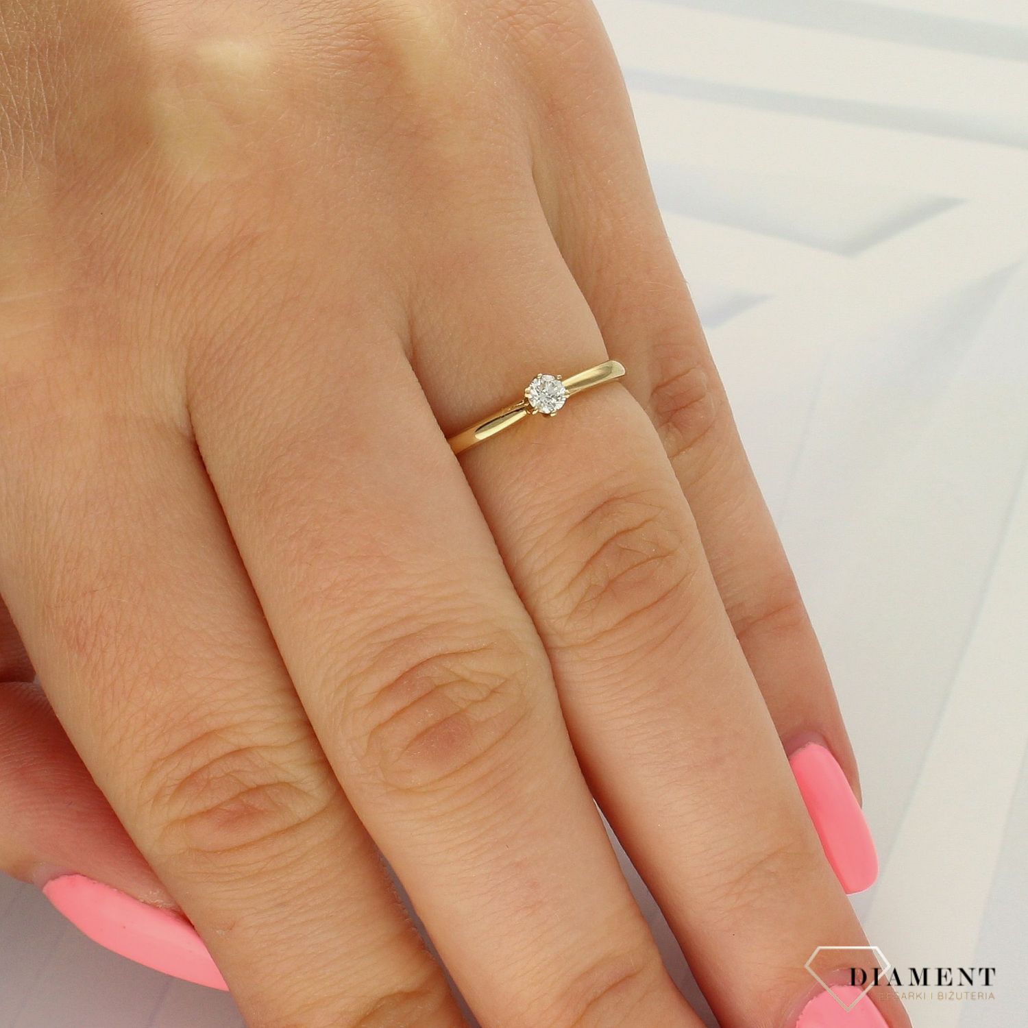 Pierścionek złoty DIAMENT żółte złoto, jeden diament, zaręczynowy. Pierścionki zaręczynowe. Piękny pierścionek ozdobiony jednym brylantem..jpg